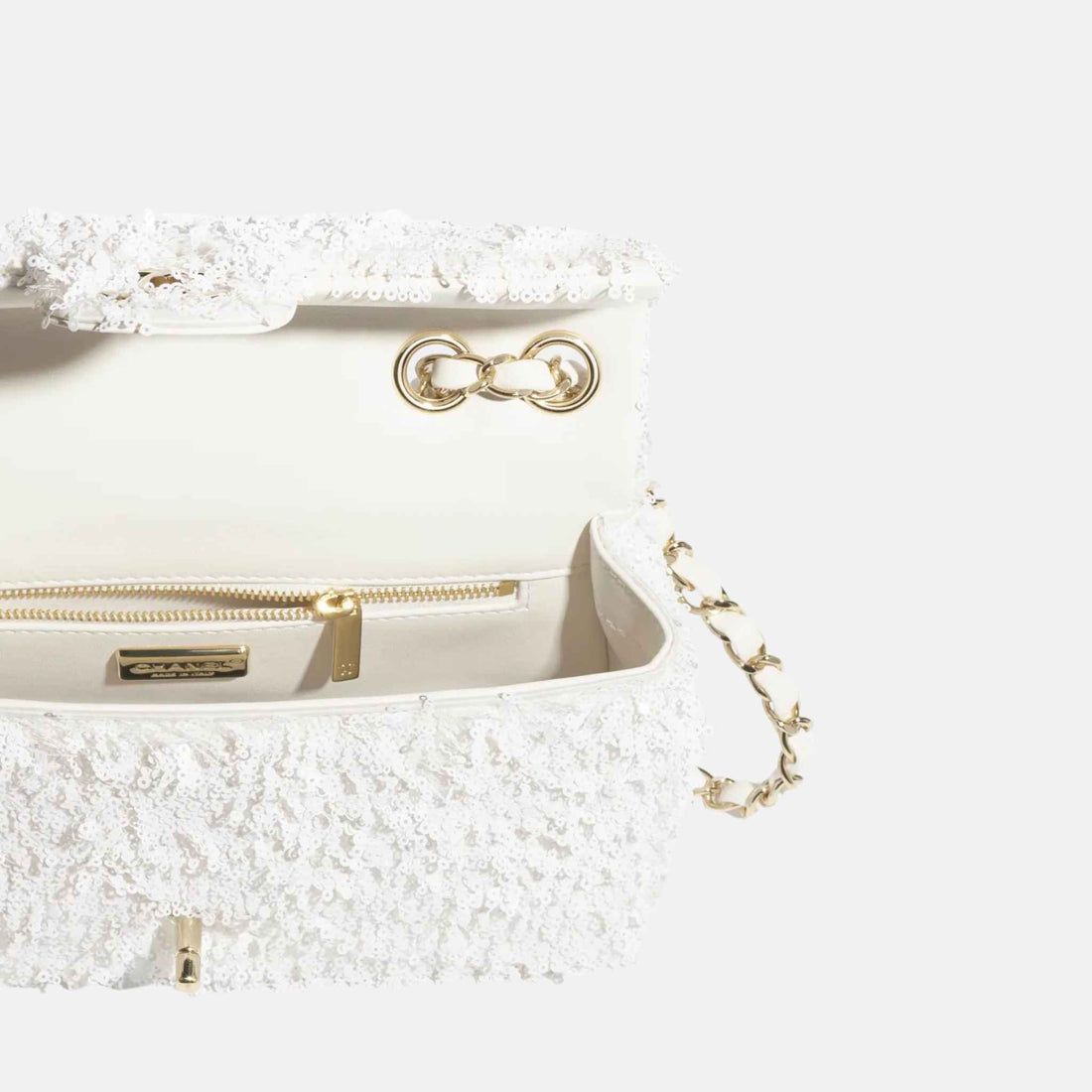 حقيبة Chanel مسائية من الترتر المهدّب ومعدن بلون ذهبي، من الداخل