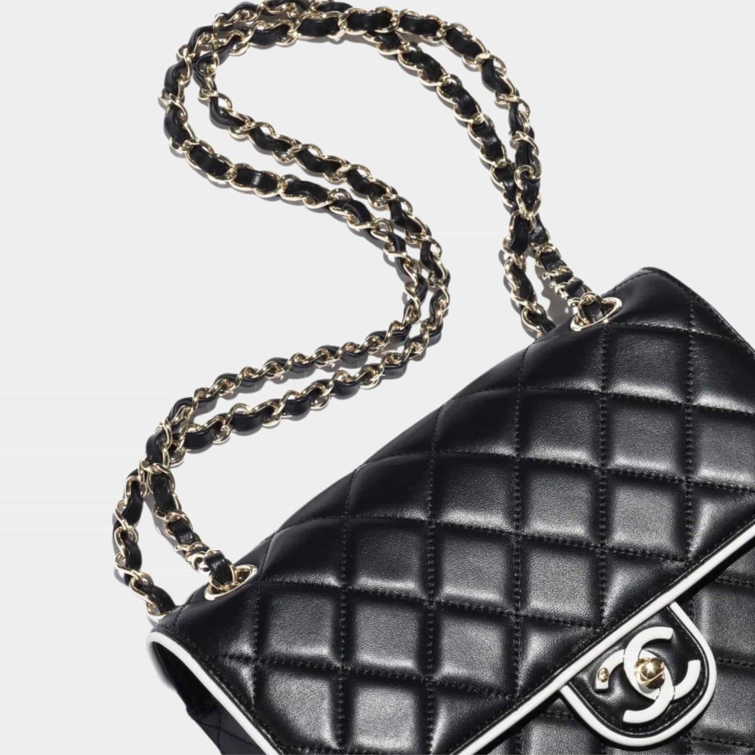 Chanel Flap Bag Lambskin Black White, Close