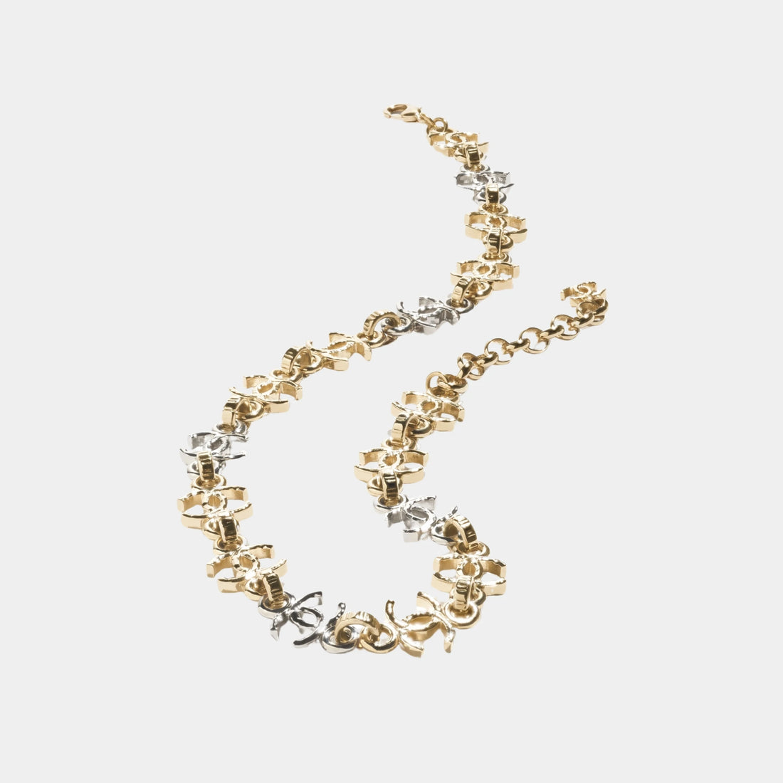 قلادة سلسلة معدنية CC من Chanel باللونين الذهبي والفضي، لقطة قريبة