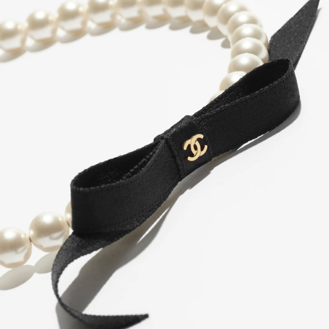 طوق شعر Chanel من اللؤلؤ والمعدن والساتان، أبيض لؤلؤي، ذهبي، أسود، لقطة قريبة
