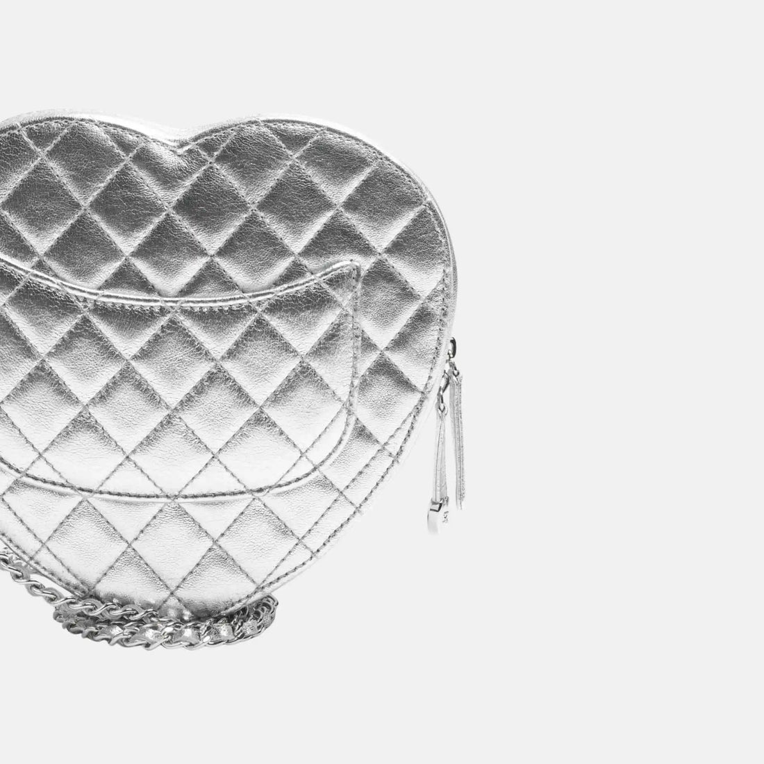 حقيبة قلب Chanel من جلد حمل معدني ومعدن فضي، من الخلف