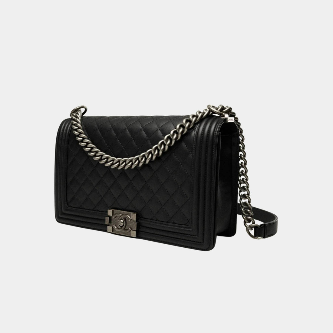 حقيبة يد Chanel Boy Chanel كبيرة من جلد العجل مع تشطيب معدني بالروثينيوم الأسود، جانب