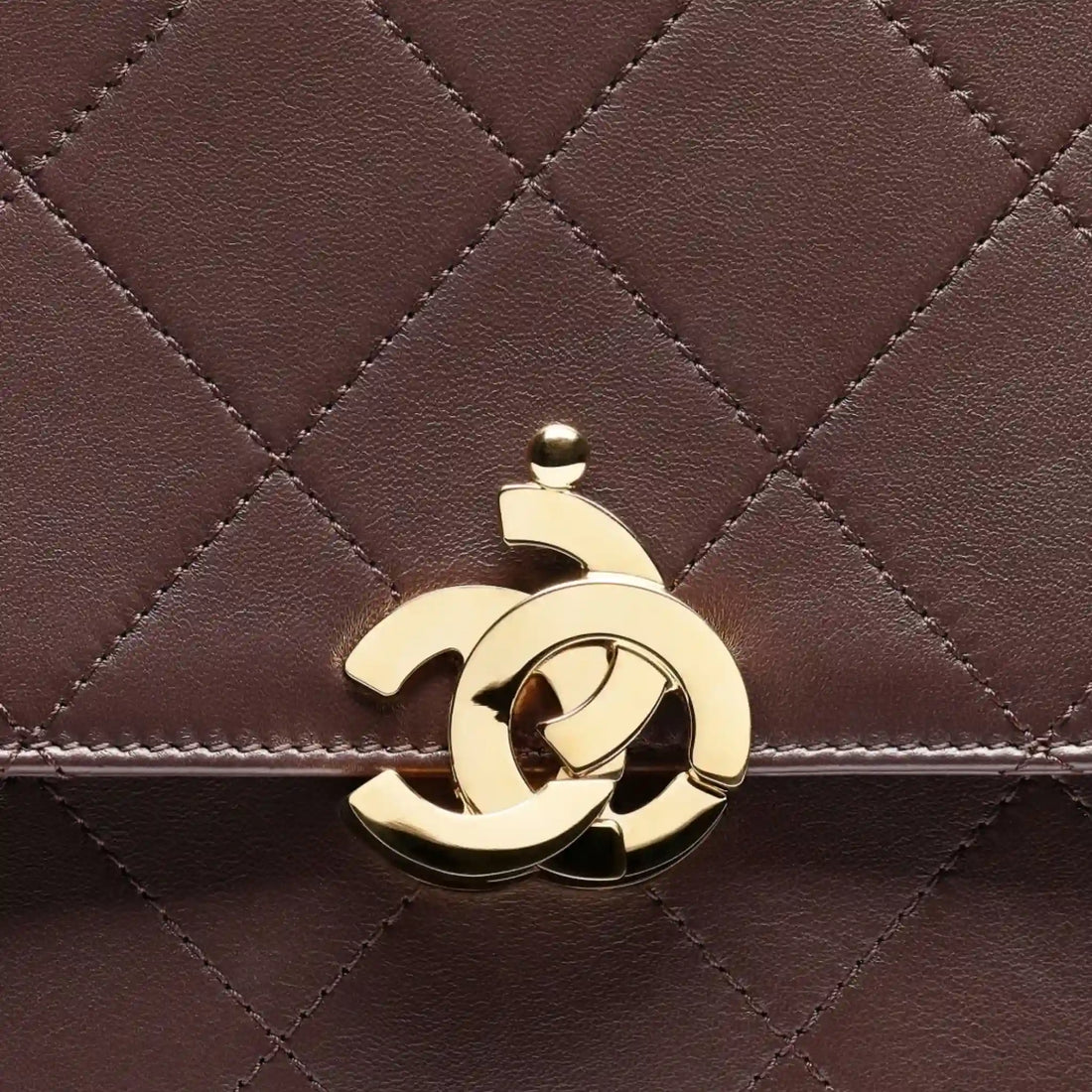 Chanel حقيبة كبيرة بغطاء من معدن مطلي بالذهب بني داكن