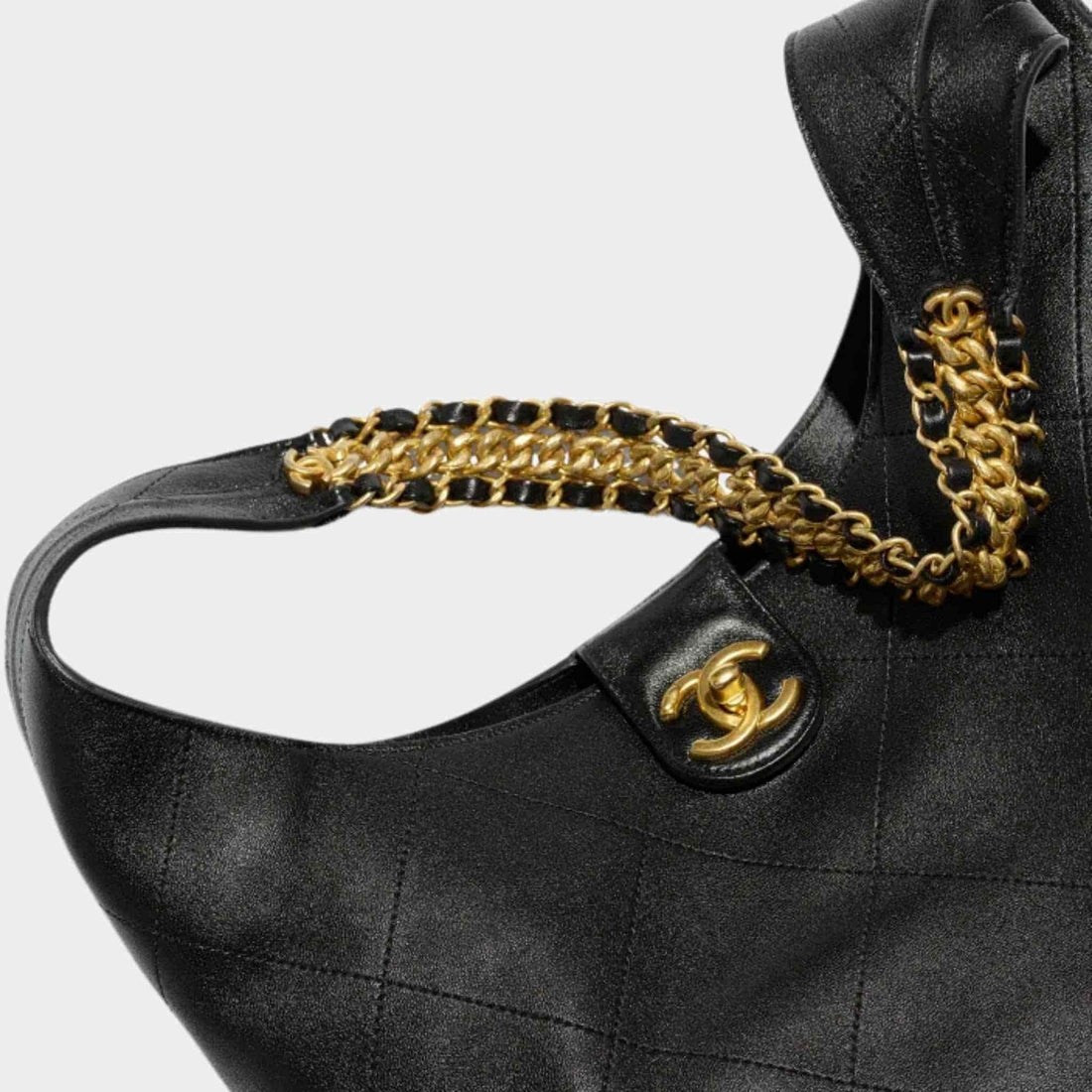 Chanel حقيبة هوبو كبيرة من جلد الحمل اللامع ومعدن بلون ذهبي، سوداء، عن قرب