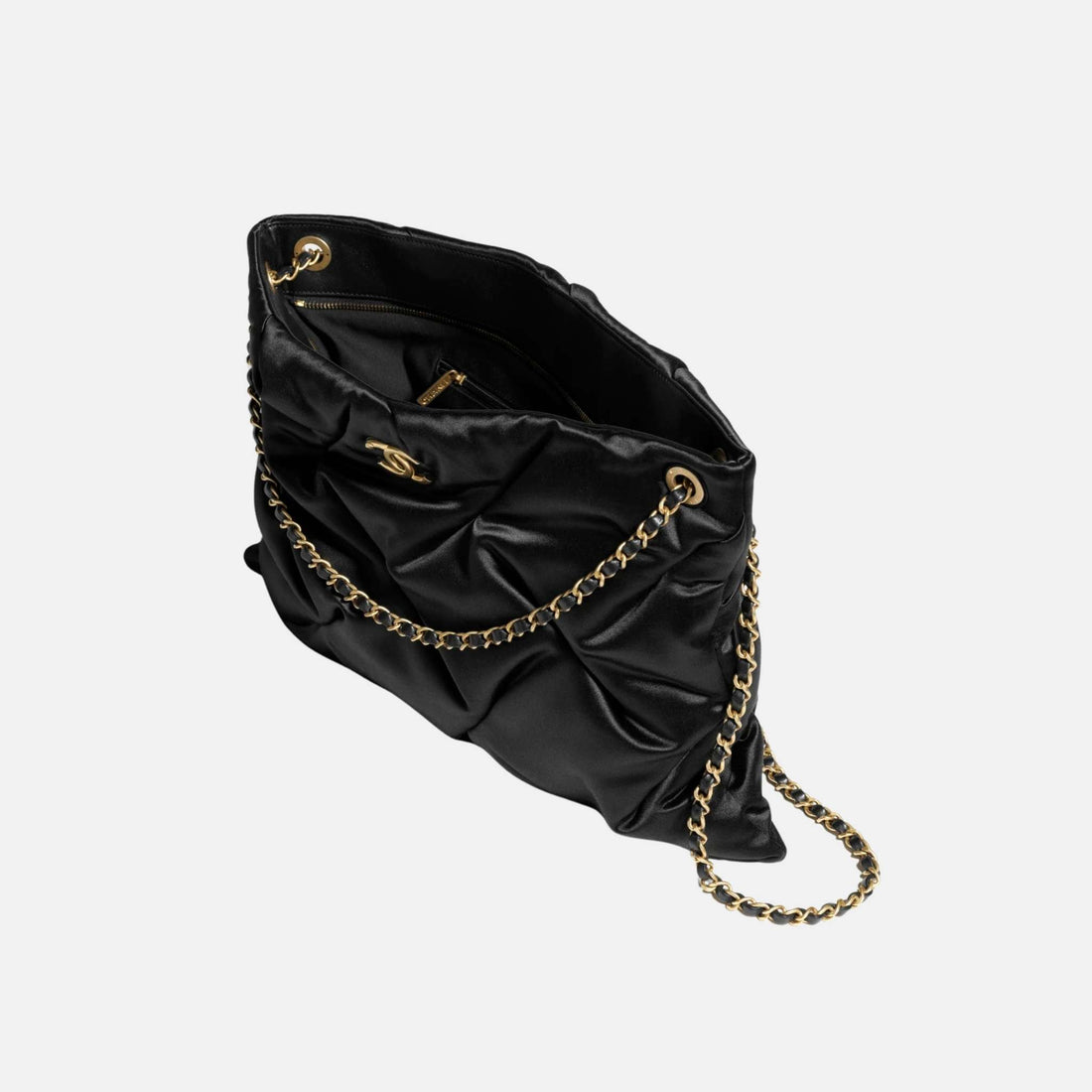 Chanel حقيبة كلاتش كبيرة من الساتان والمعدن بلون ذهبي، سوداء، من الداخل