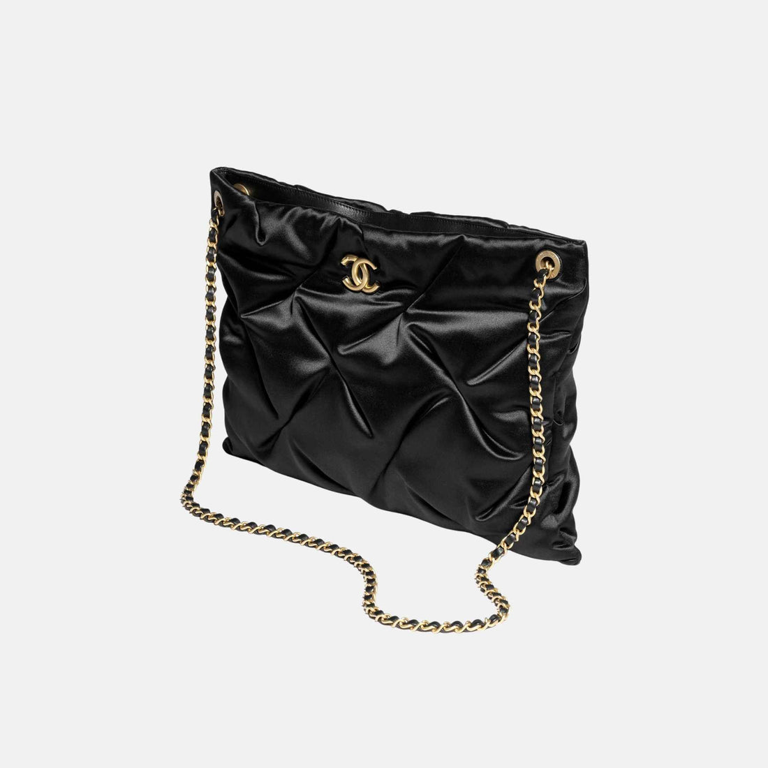 حقيبة باوتش كبيرة من Chanel من الساتان ومعدن بلون ذهبي، سوداء، من الجانب