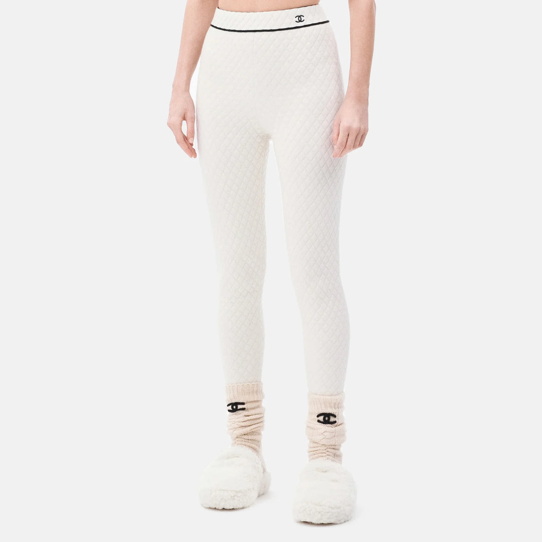 Chanel Leggings Cashmere &amp; Silk in Ecru, Coco Neige 2026, worn front view