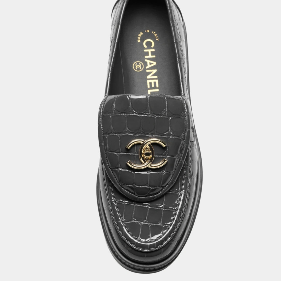 لوفرات Chanel من جلد العجل اللامع بنقشة التمساح بالرمادي الداكن