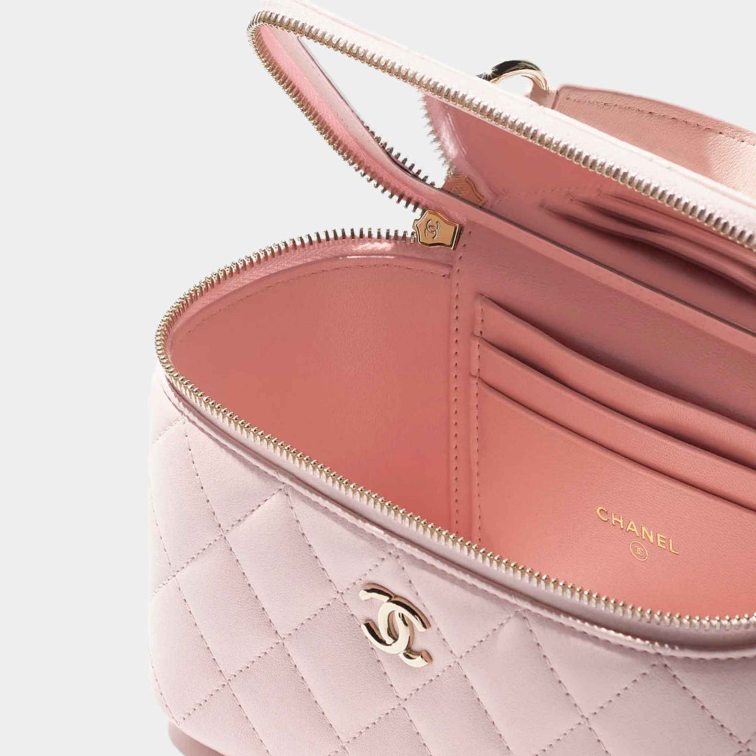 Chanel فانيتي طويلة بسلسلة من جلد الحمل باللون الوردي الفاتح، من الداخل