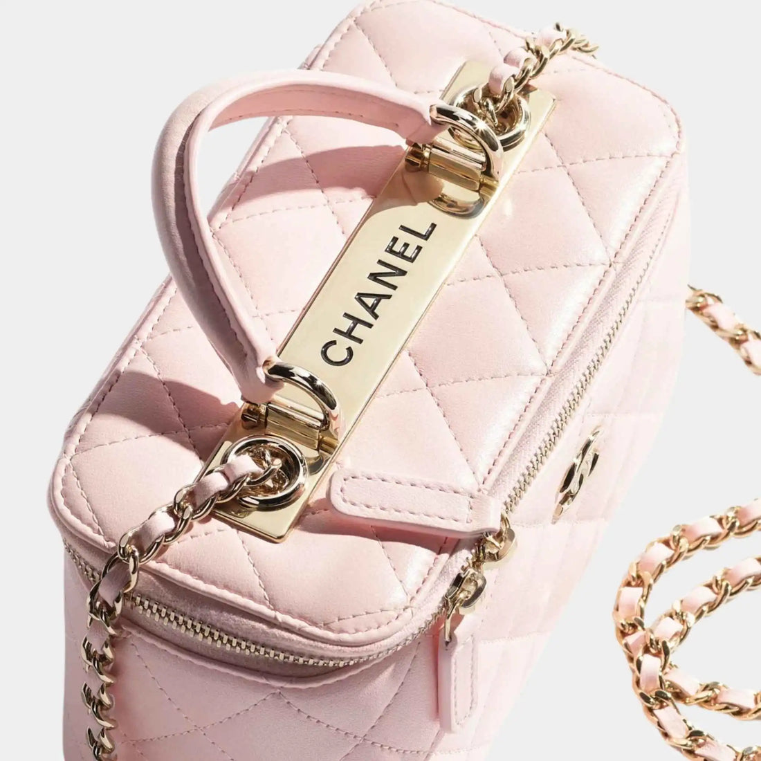 Chanel حقيبة فينيتي طويلة بسلسلة من جلد الحمل باللون الوردي الفاتح، من الأعلى