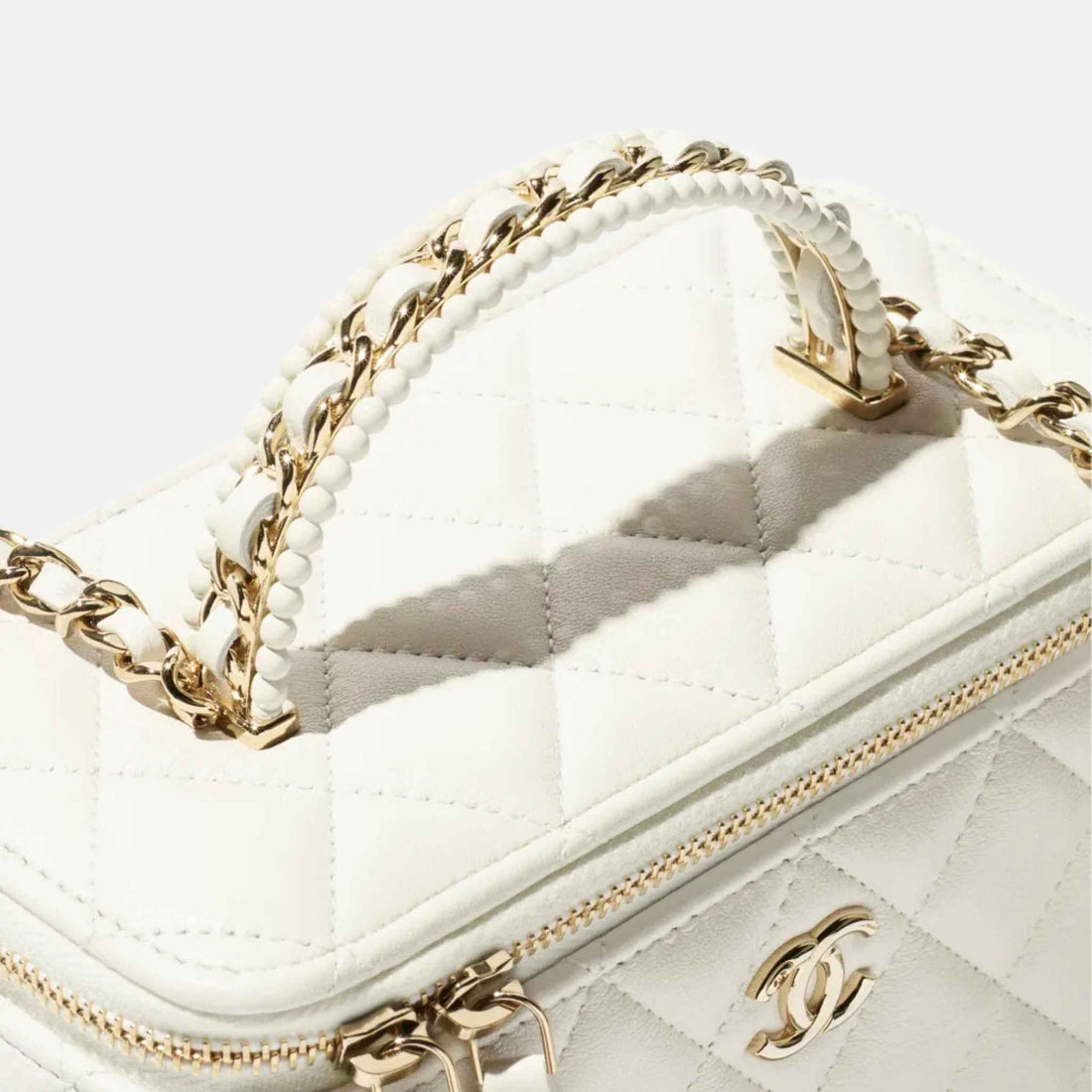 Chanel حقيبة Vanity طويلة بسلسلة من جلد الحمل واللآلئ باللون الأبيض، لقطة قريبة
