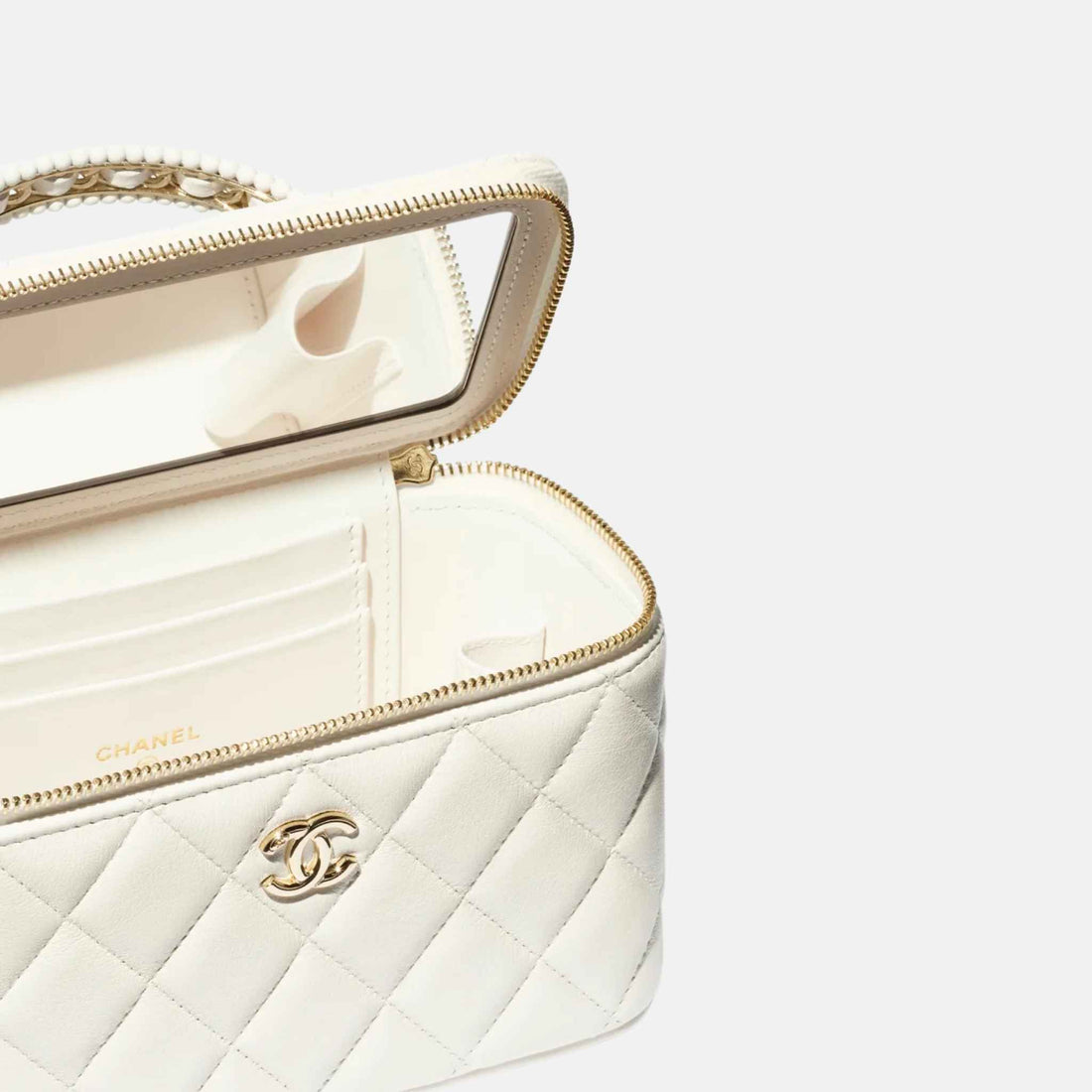 Chanel حقيبة Vanity طويلة بسلسلة من جلد الحمل واللآلئ البيضاء، من الداخل