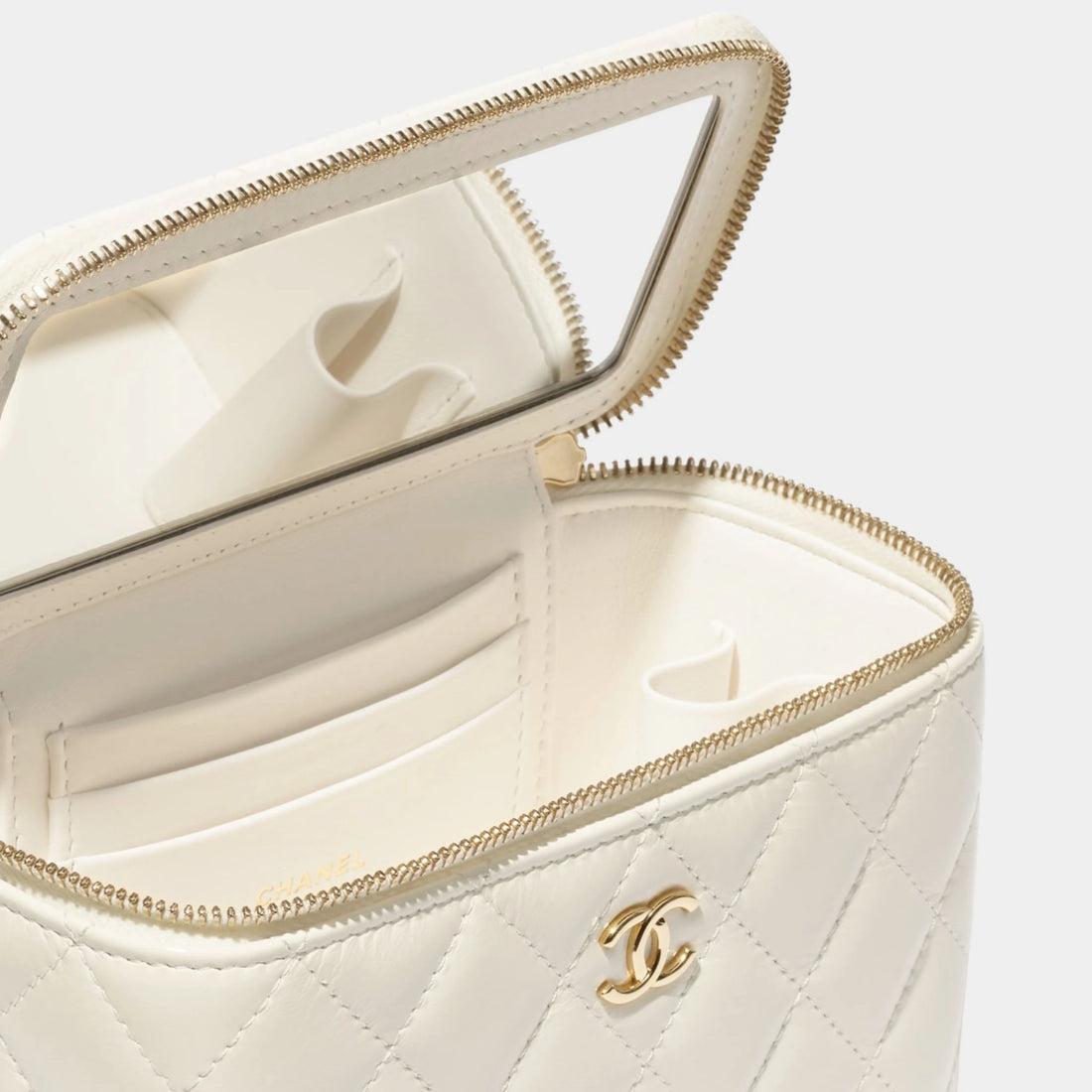 Chanel حقيبة Vanity طويلة بسلسلة من جلد الحمل بتأثير سلحفاة وبليكسي ومعدن بلون ذهبي، أبيض، من الداخل