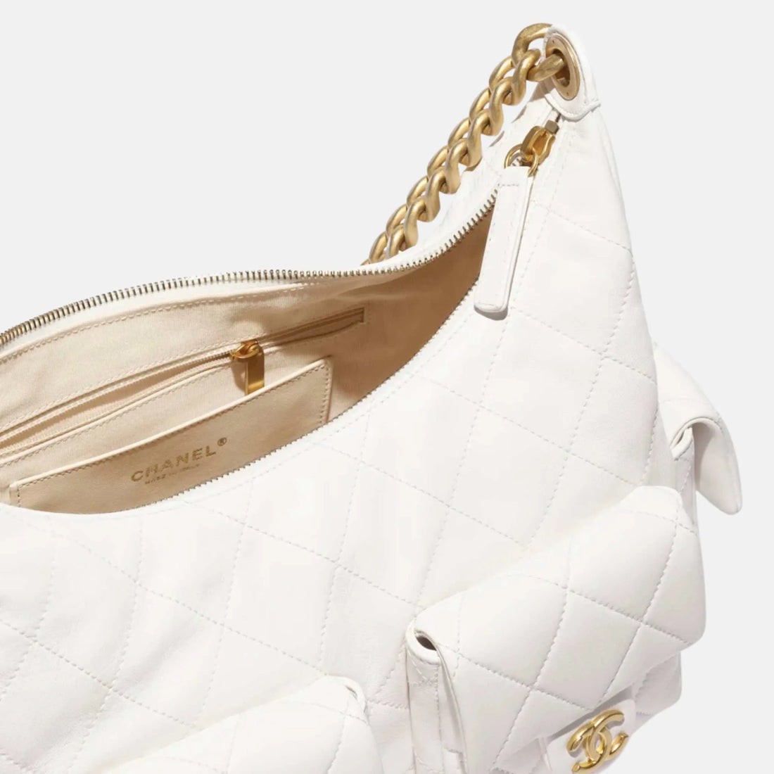 حقيبة هوبو كبيرة من Chanel كروز 2024/25، بيضاء، لقطة مقربة