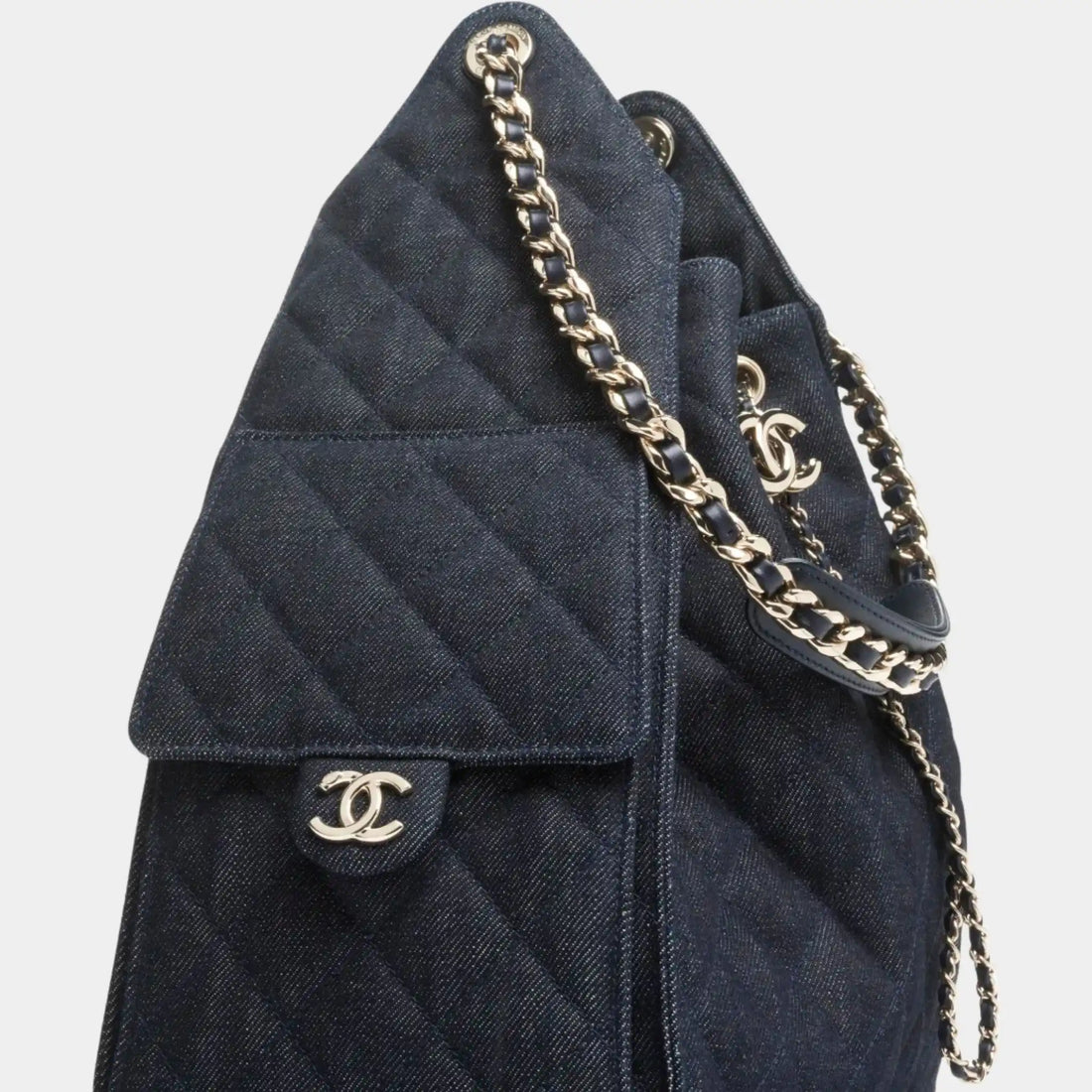 حقيبة Chanel متوسطة 25 من الدنيم ومعدن ذهبي، أزرق داكن، من الجانب