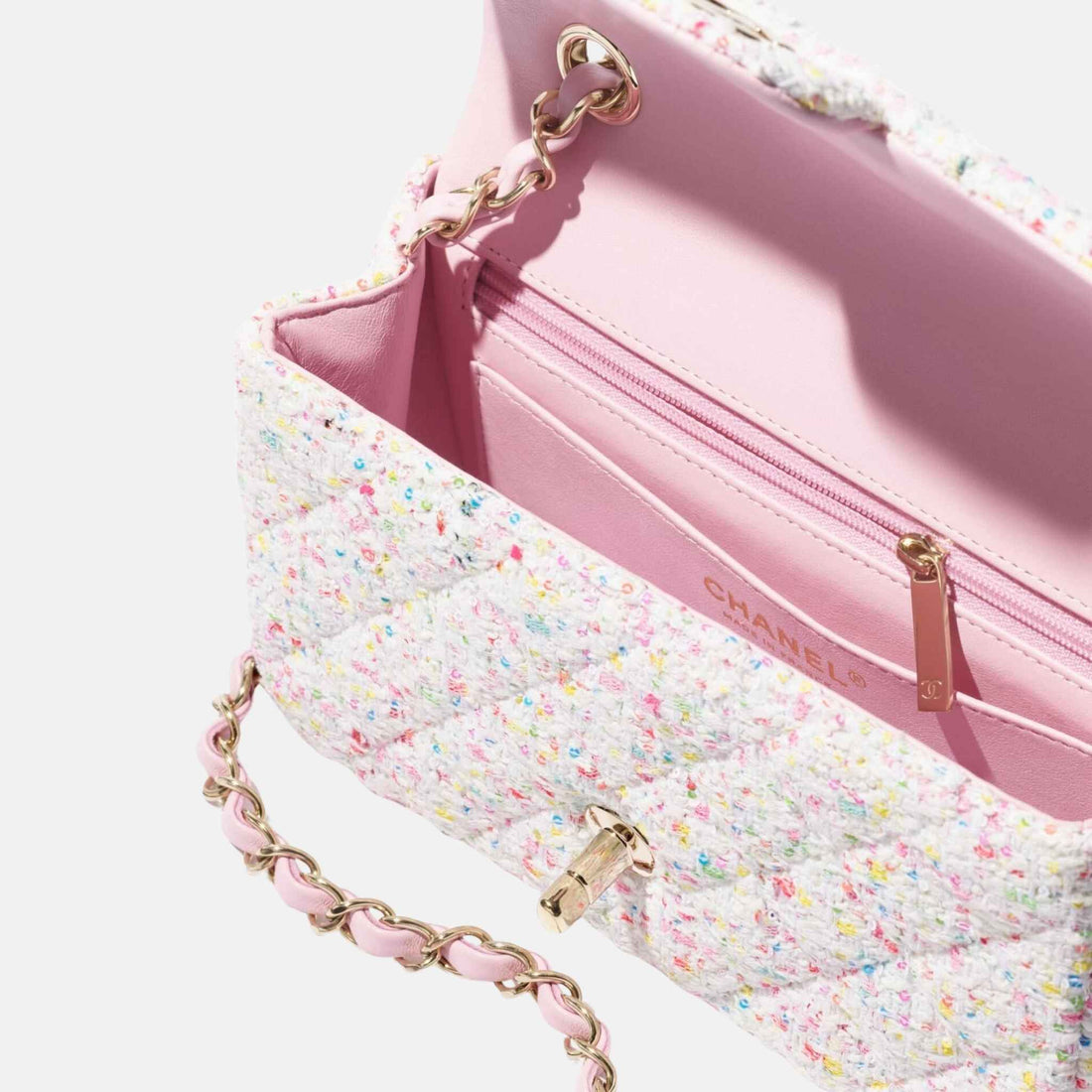 Chanel حقيبة يد كلاسيكية ميني من التويد والمعدن الذهبي، من الداخل