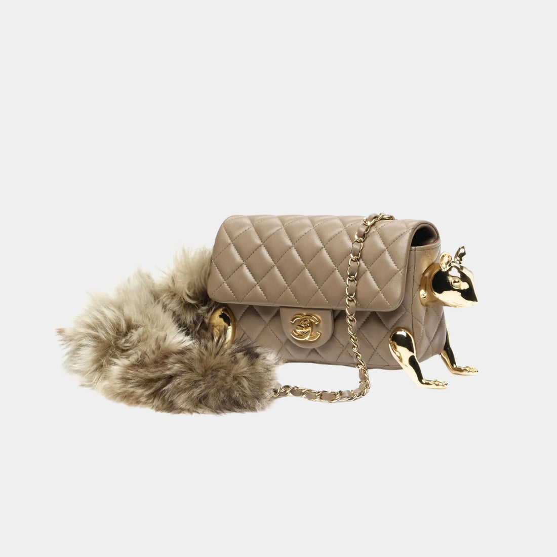 حقيبة Chanel ميني فلاب من جلد الحمل مع زخرفة سنجاب معدنية وفرو الشيرلينغ، جانبية