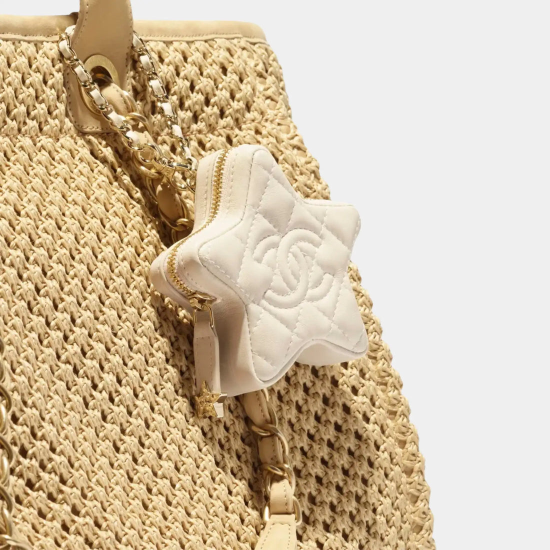 alt
ميدالية حقيبة Chanel ميني على شكل نجمة، جلد حمل لامع ومعدن بلون ذهبي، بيج فاتح، عن قرب