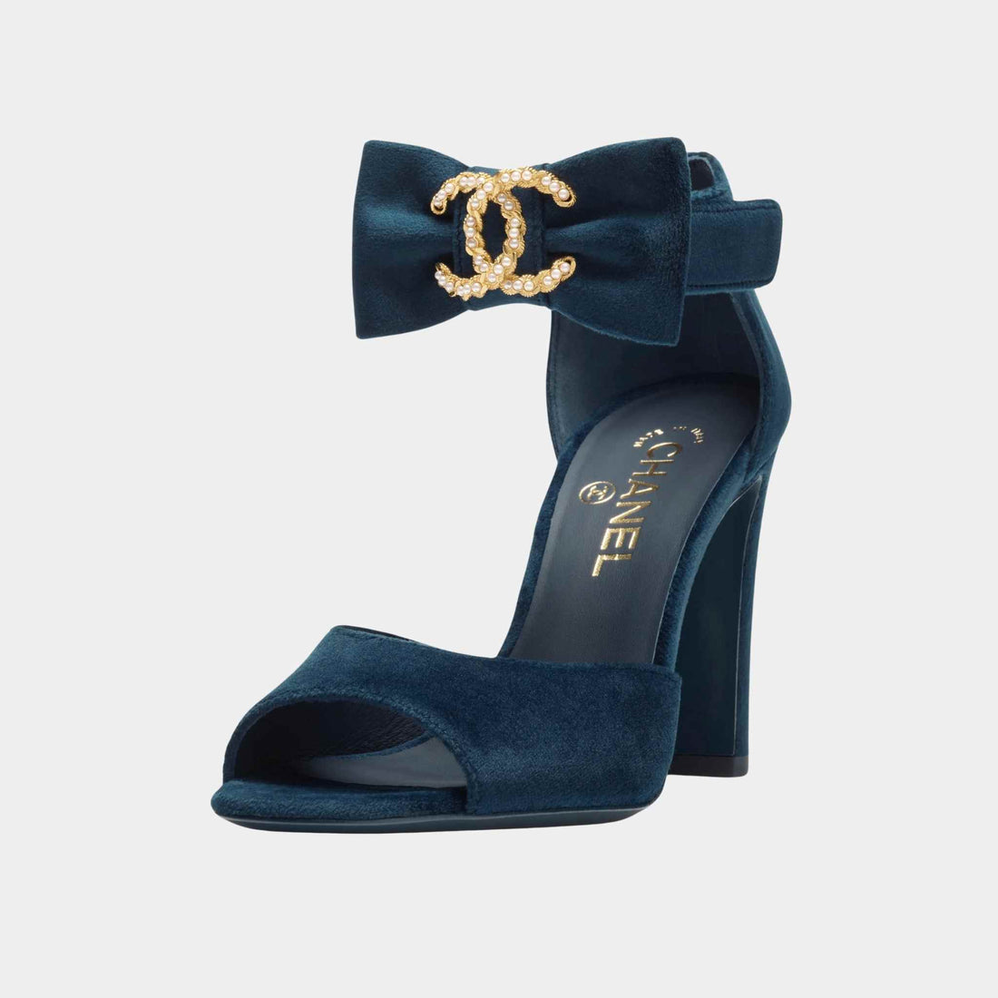 صنادل Chanel من المخمل، لآلئ مقلدة، معدن أزرق داكن، أمامية مع فيونكة