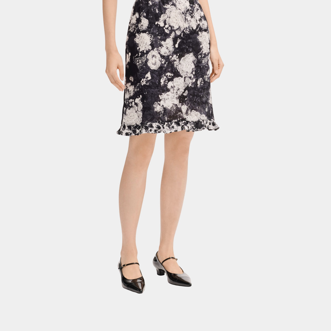Chanel Skirt in Printed Silk Jacquard Black and White, Front