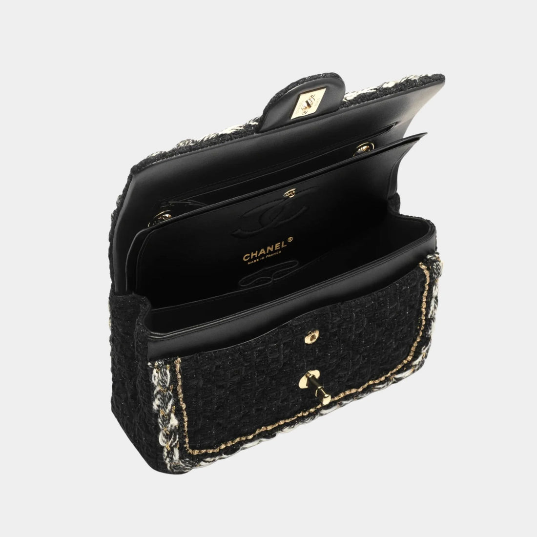 alt
حقيبة Chanel كلاسيكية صغيرة من التويد القطني والمعدن الذهبي، باللون الأسود، الداخل