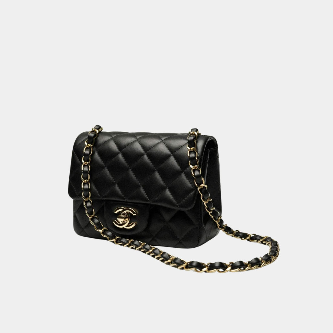 حقيبة يد Chanel الكلاسيكية الصغيرة المربعة من جلد الحمل، سوداء، جانبية