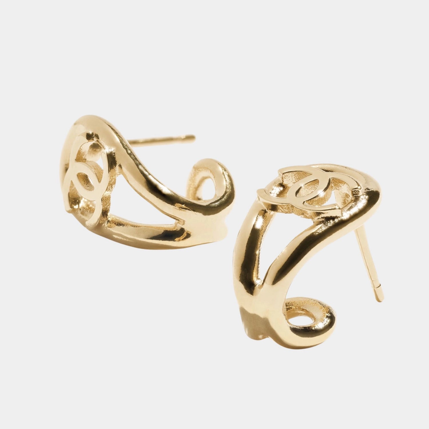 Chanel Pendant Earrings Metal &amp; Glass Pearls Gold &amp; Pearly White, Closeup