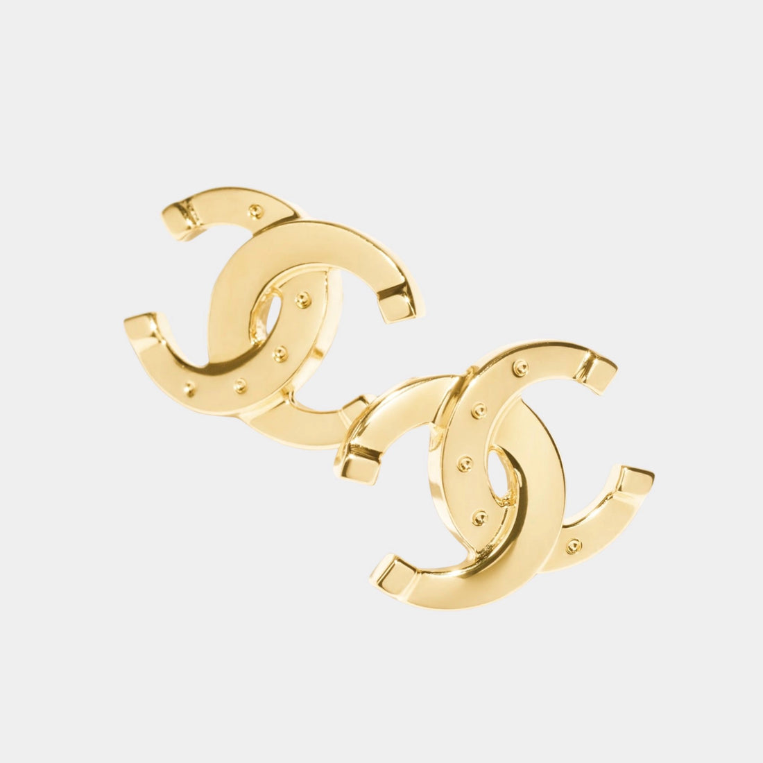 أقراط Chanel الدبوسية بمسامير CC معدنية ذهبية
