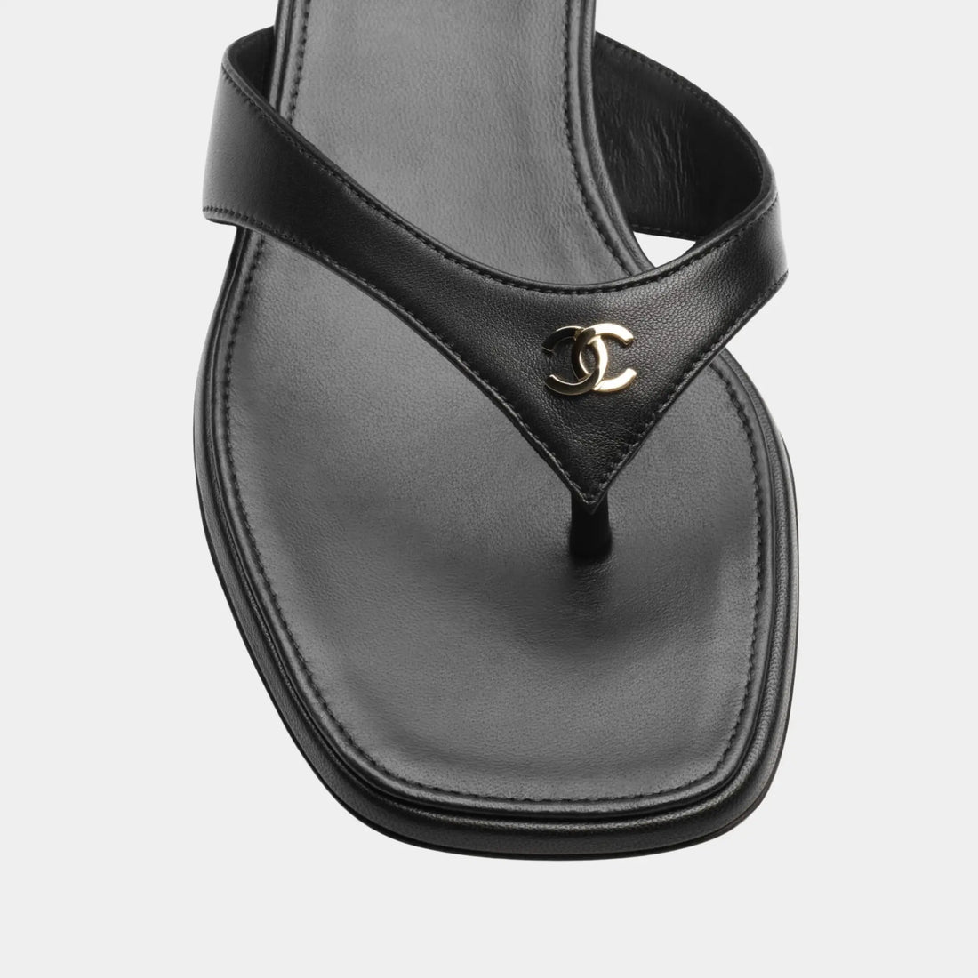 صندل Chanel بين الأصابع من جلد الحمل، أسود، من الأعلى