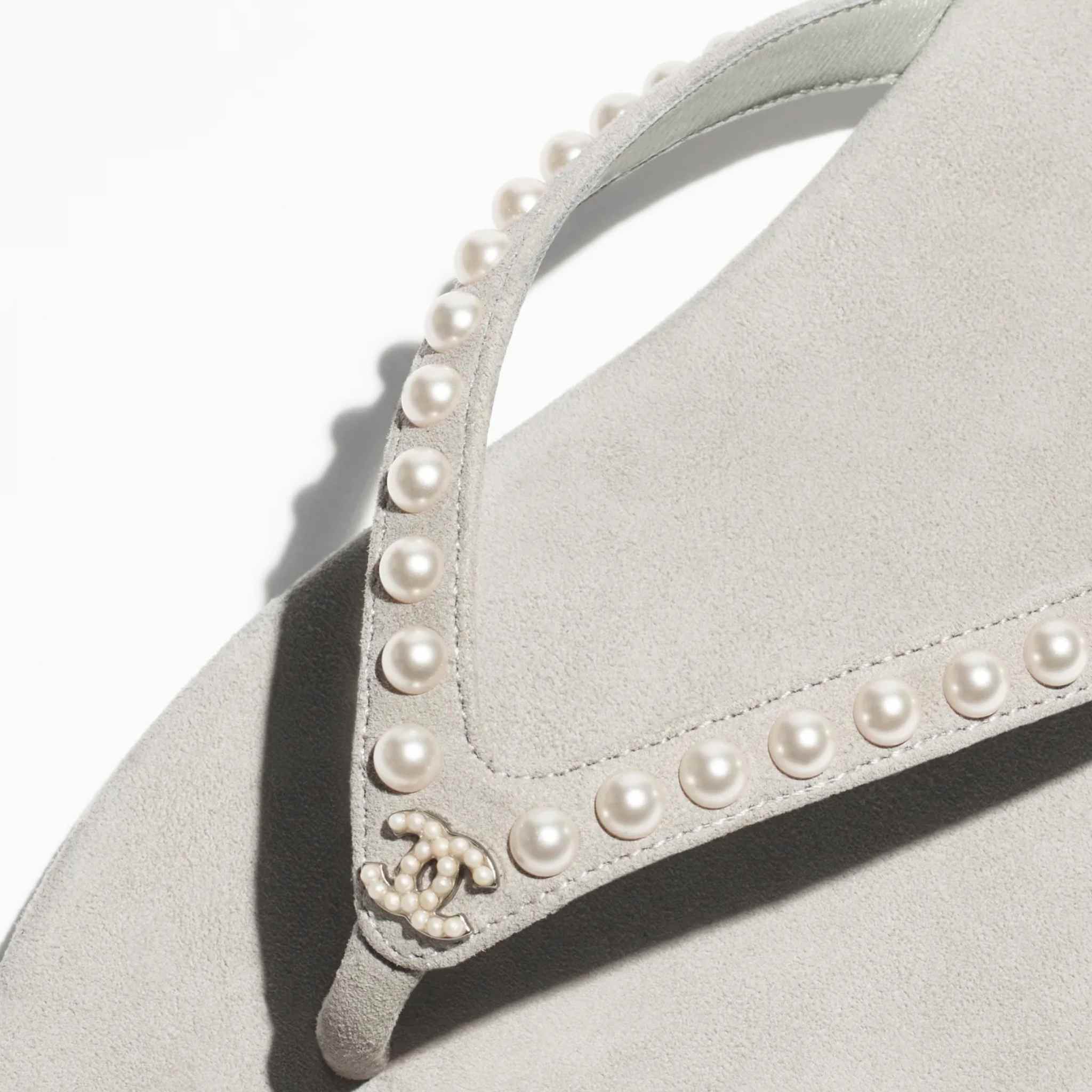 Chanel Thongs Kid Suede Imitation Pearls Grey, Closeup