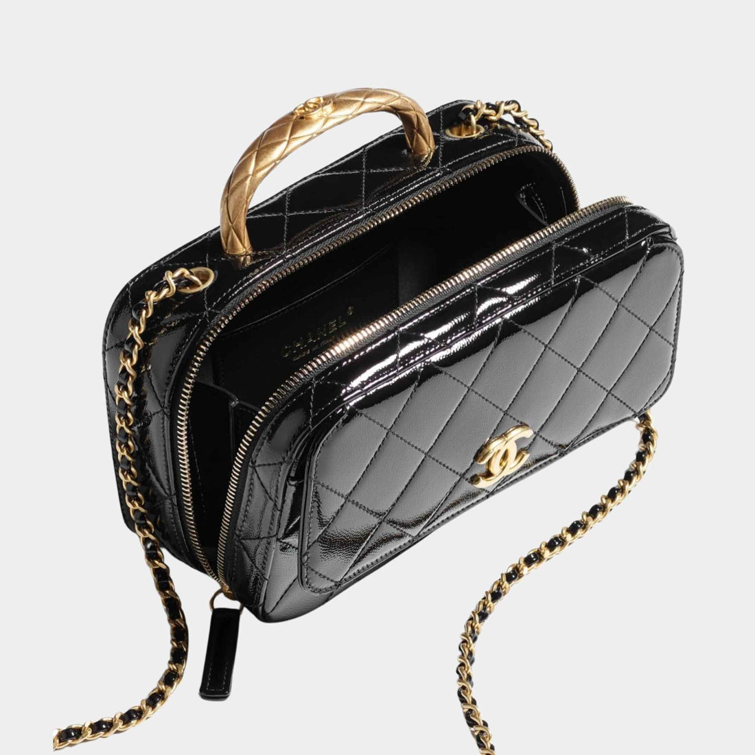 Chanel حقيبة Vanity Case من جلد الحمل اللامع المحبّب، سوداء، لقطة قريبة