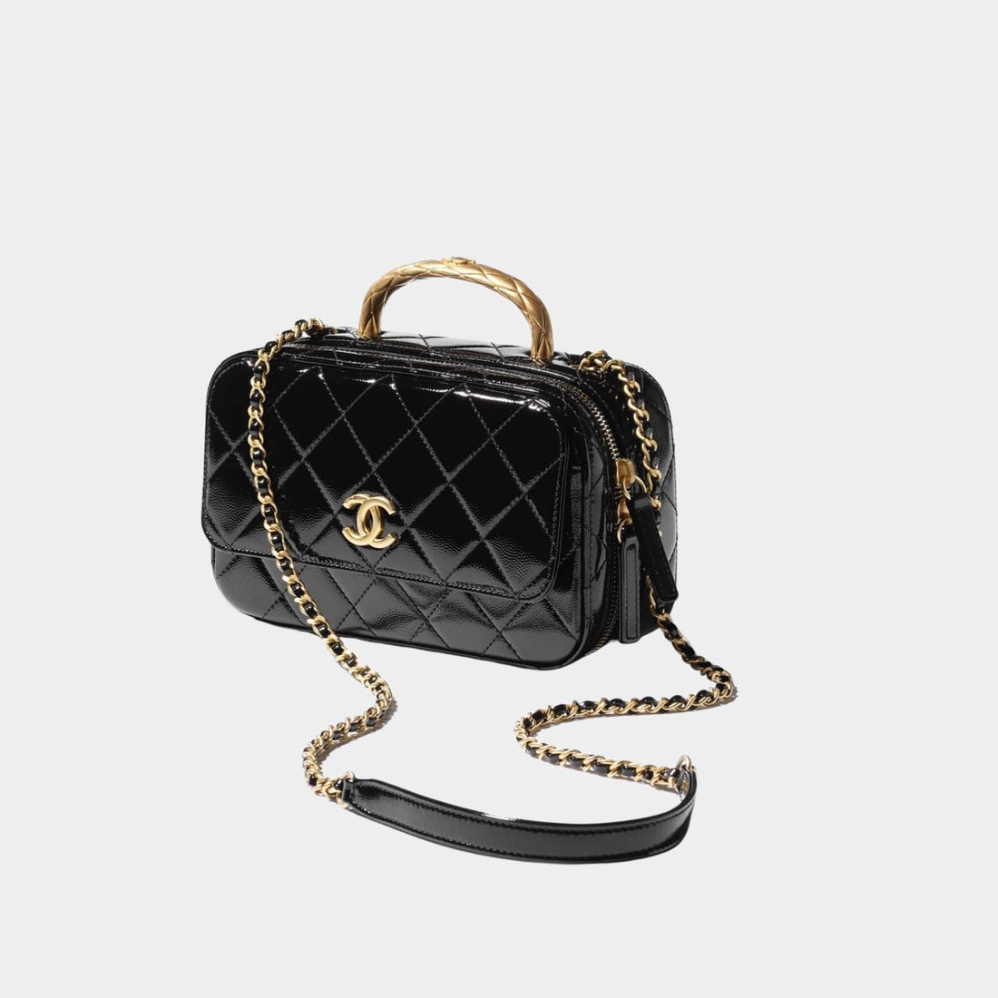 حقيبة Vanity Case من جلد حمل لامع محبب من Chanel، باللون الأسود، من الجانب