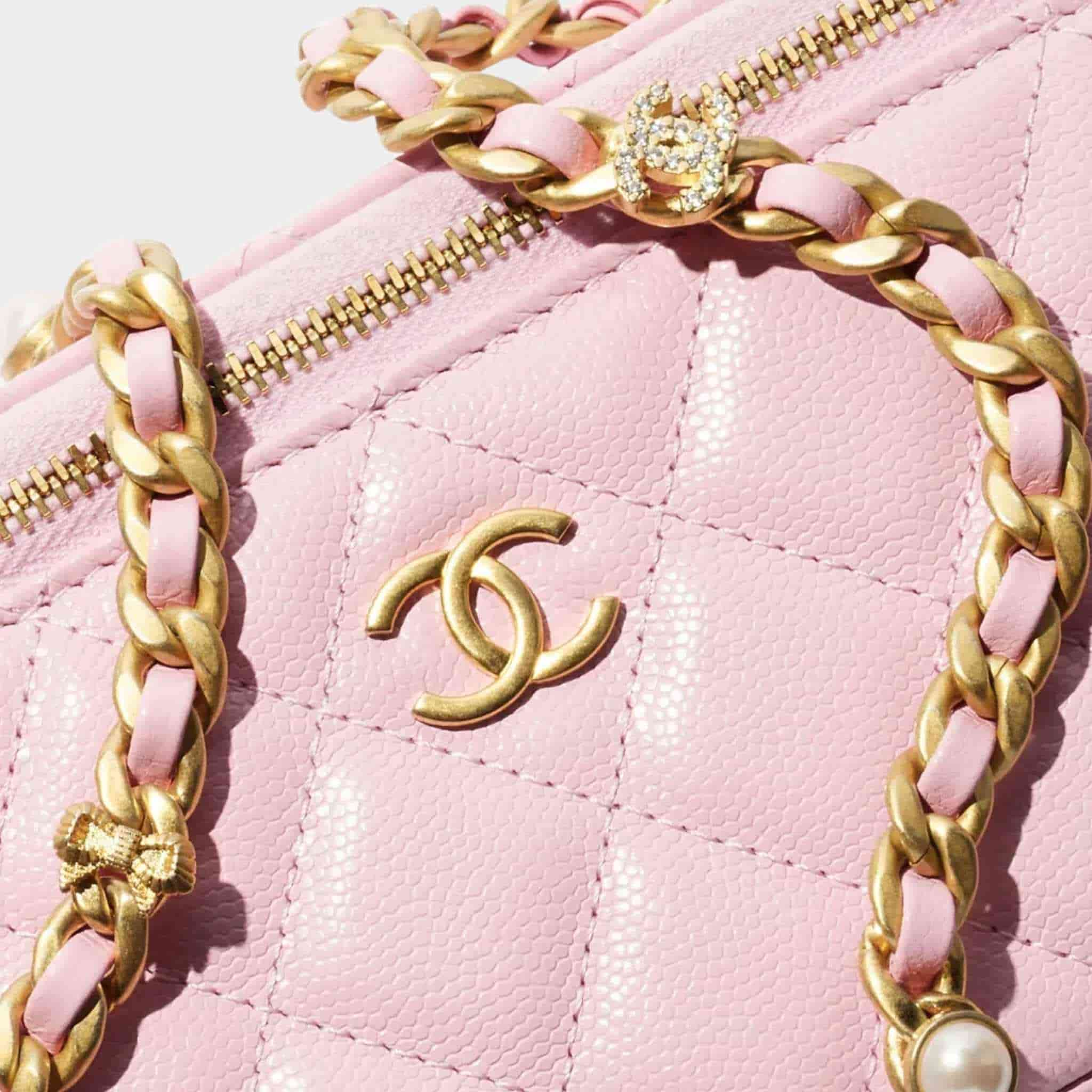 Chanel Vanity with Chain Grained Shiny Calfskin &amp; Gold-Tone Light Pink, Closeup