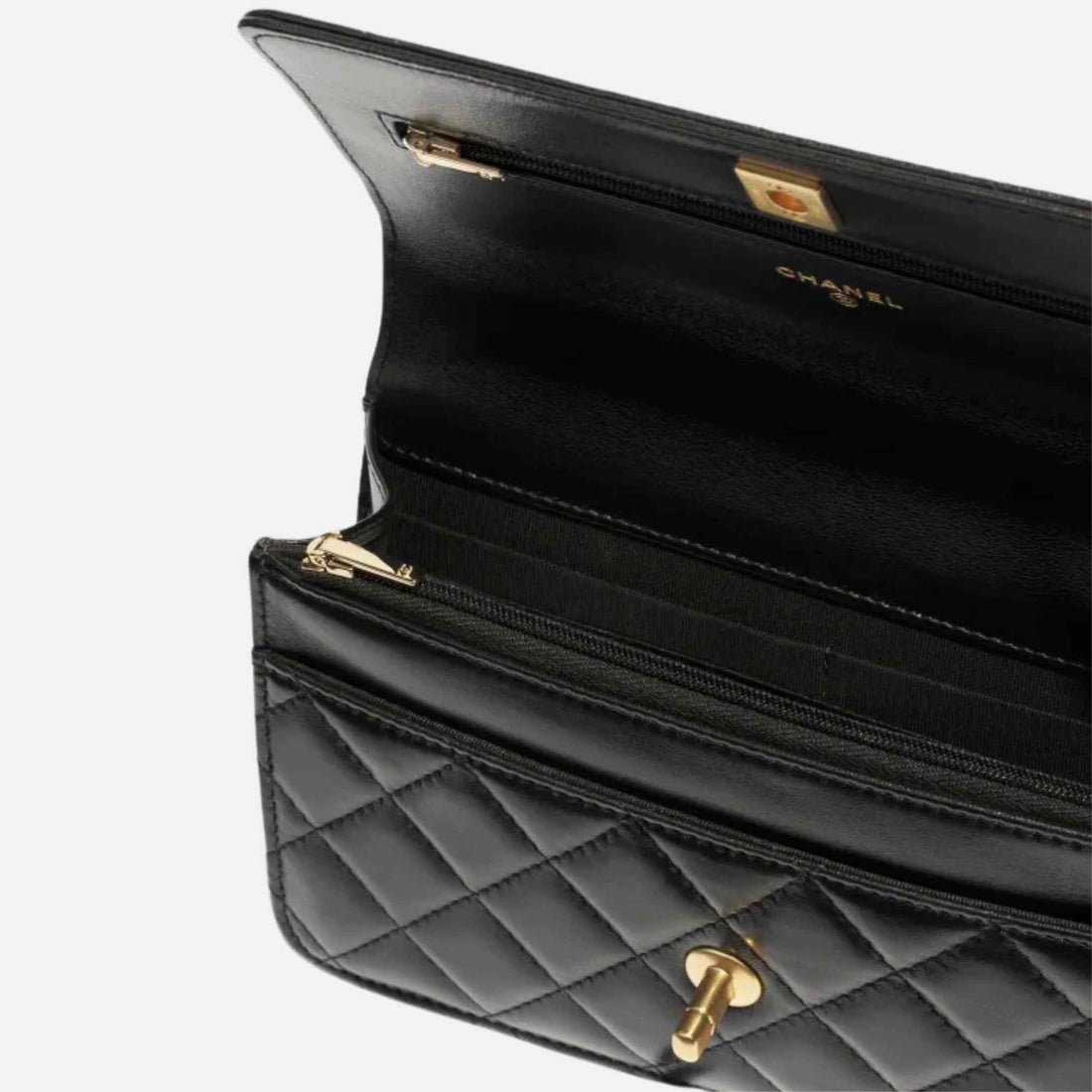 alt
Chanel محفظة بسلسلة من جلد الحمل اللامع، لآلئ ومعدن بلون ذهبي، سوداء، من الداخل
