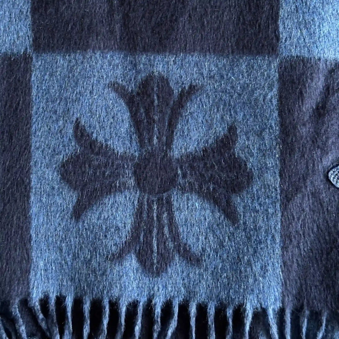 Chrome Hearts بطانية زرقاء كحلي من الحرير وجلد العجل، عن قرب