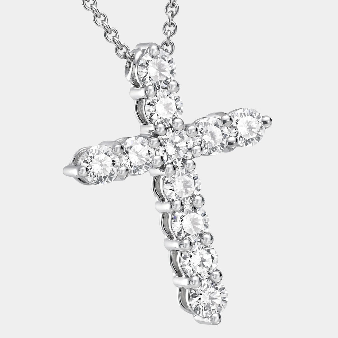 alt
قلادة غراف كلاسيكية صغيرة على شكل صليب مرصعة بألماس دائري، عن قرب