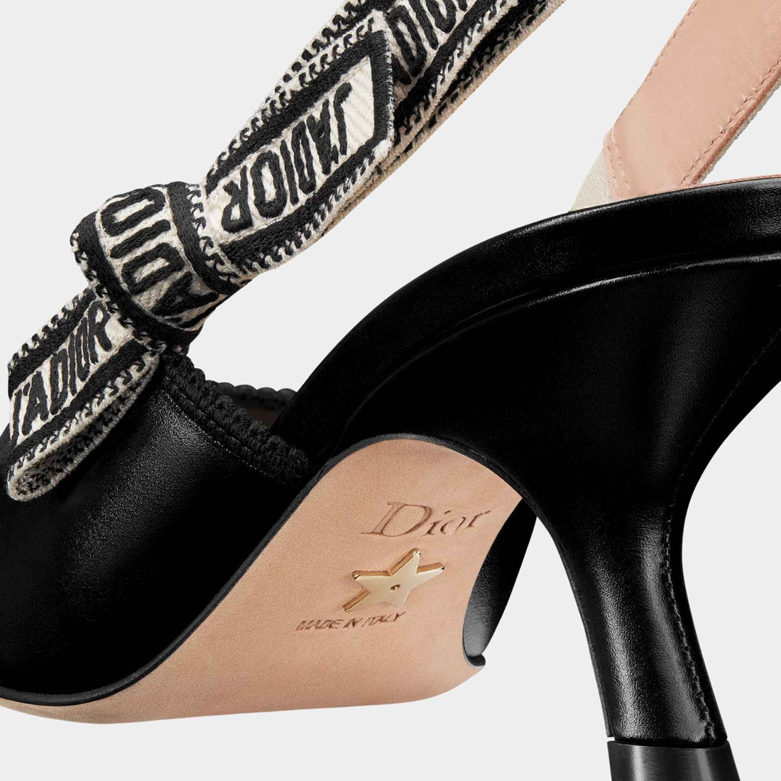 Dior JAdior حذاء بكعب مفتوح من الخلف من جلد العجل الأسود، لقطة قريبة من الخلف