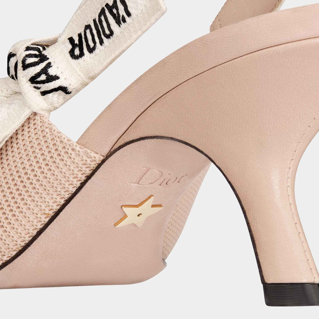  Dior حذاء J'Adior Slingback بلون نيود من قماش تقني، كعب 6.5 سم، لقطة مقربة من الخلف