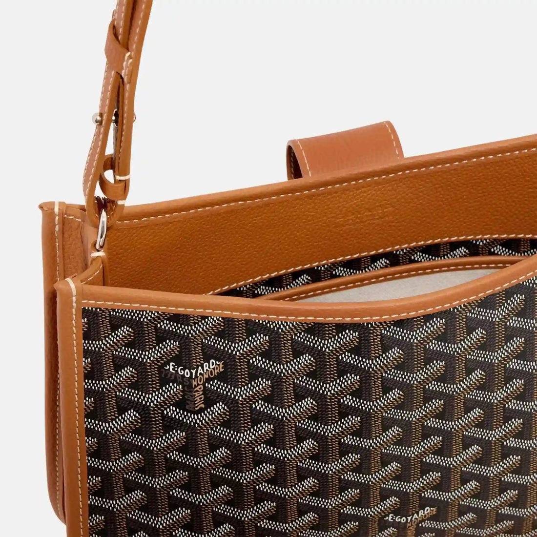 حقيبة Goyard موسيت، باللونين الأسود والبني، لقطة قريبة