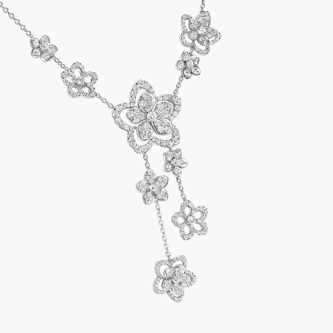 قلادة Graff Wild Flower الماسية المتدلية، عن قرب