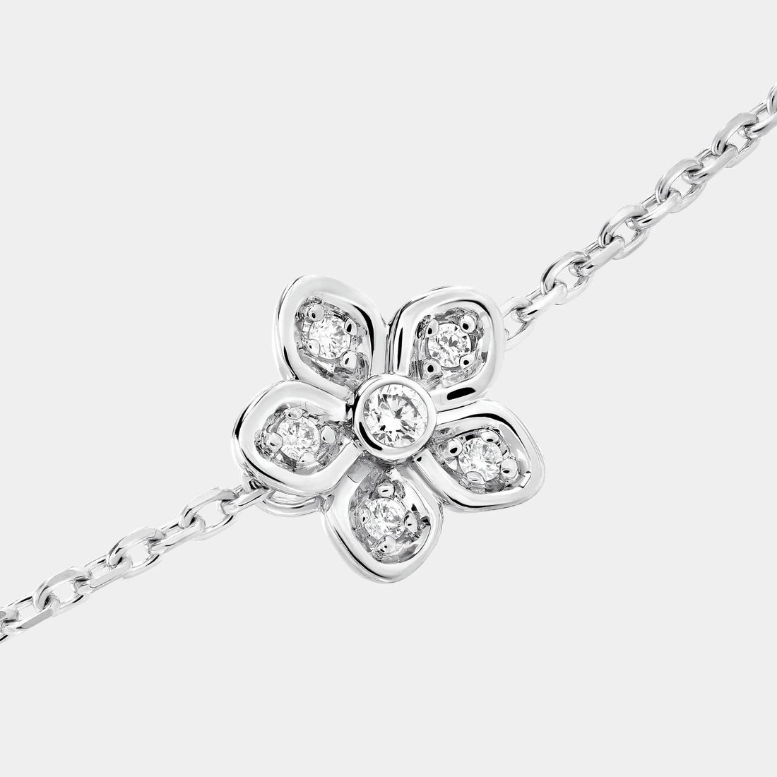 سوار Graff Wild Flower Petite Pavé مرصّع بالألماس، لقطة مقرّبة
