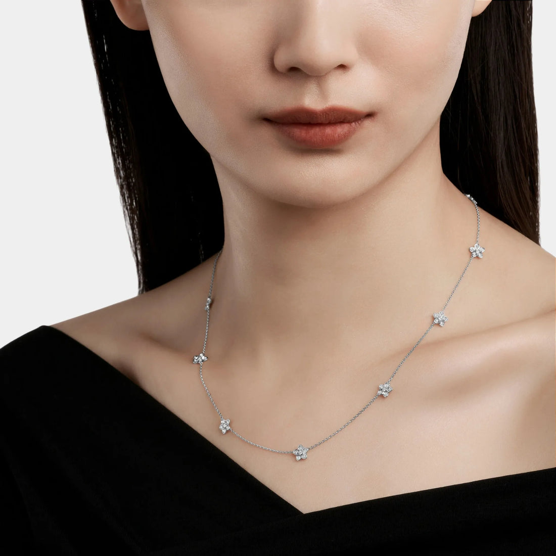 alt
قلادة Graff Wild Flower Petite Pavé المرصعة بالألماس، موديل