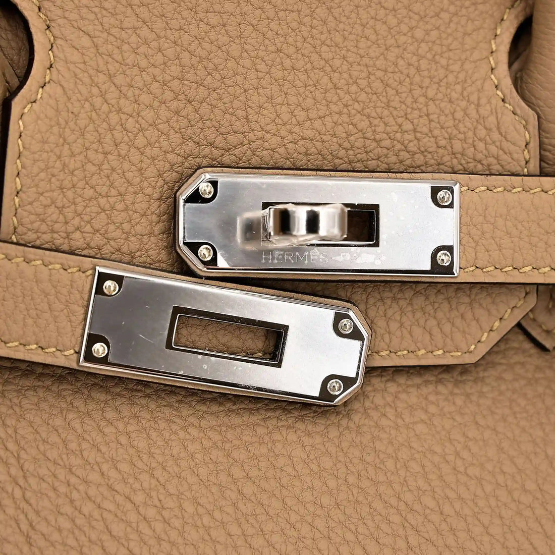 Hermes Birkin 30 Togo Poussiere PHW، لقطة مقرّبة