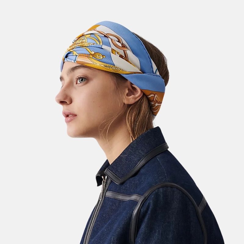 Hermes Cliquetis scarf 90, Sky Blue, Model