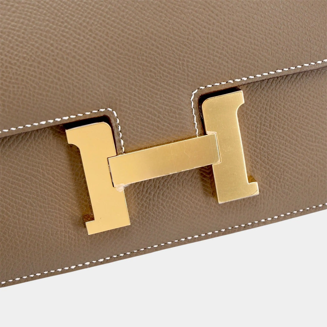 Hermes Constance Mini Epsom Etoupe GHW، لقطة مقربة من الأمام