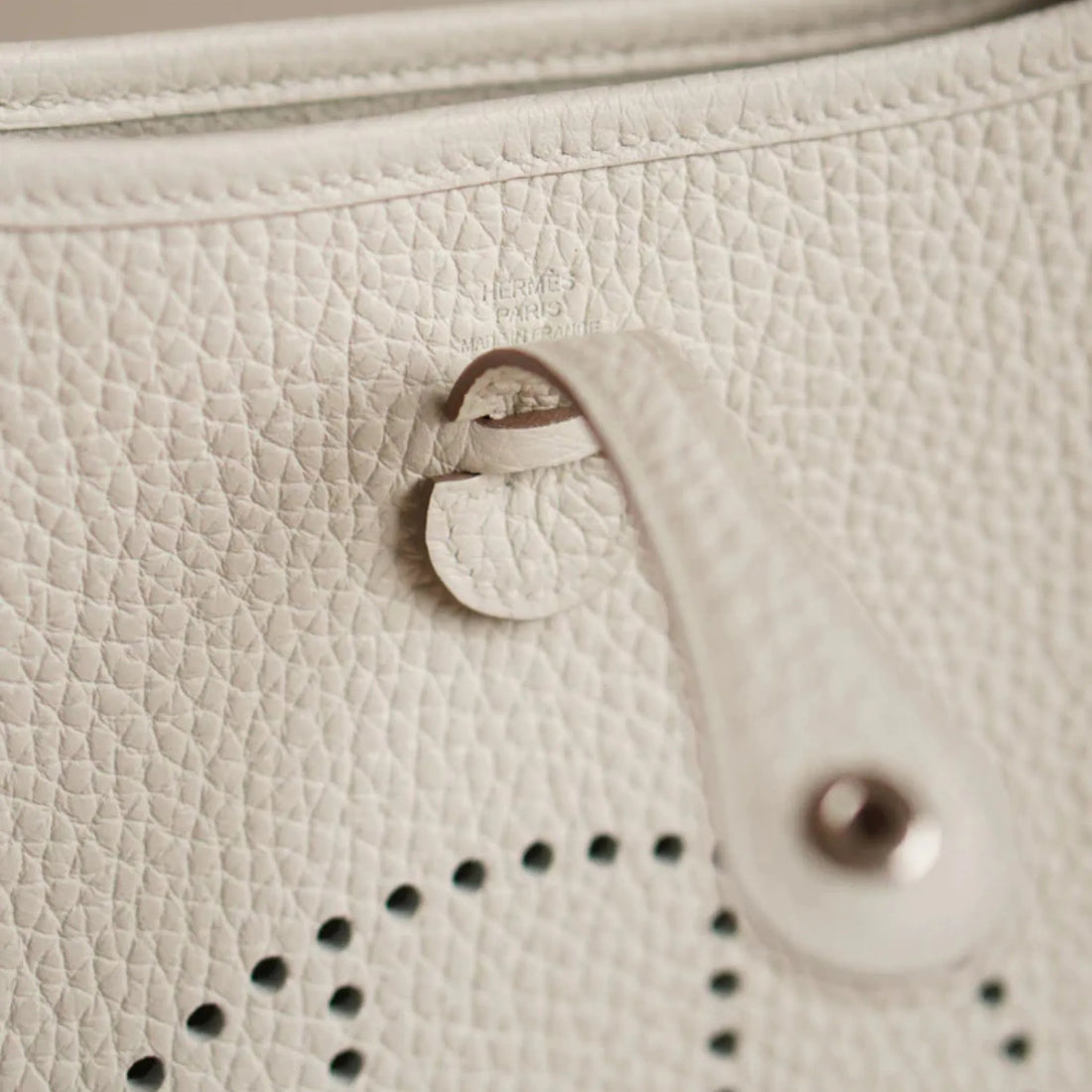 alt
Hermes Evelyne 16 Clemence White PHW، لقطة مقربة