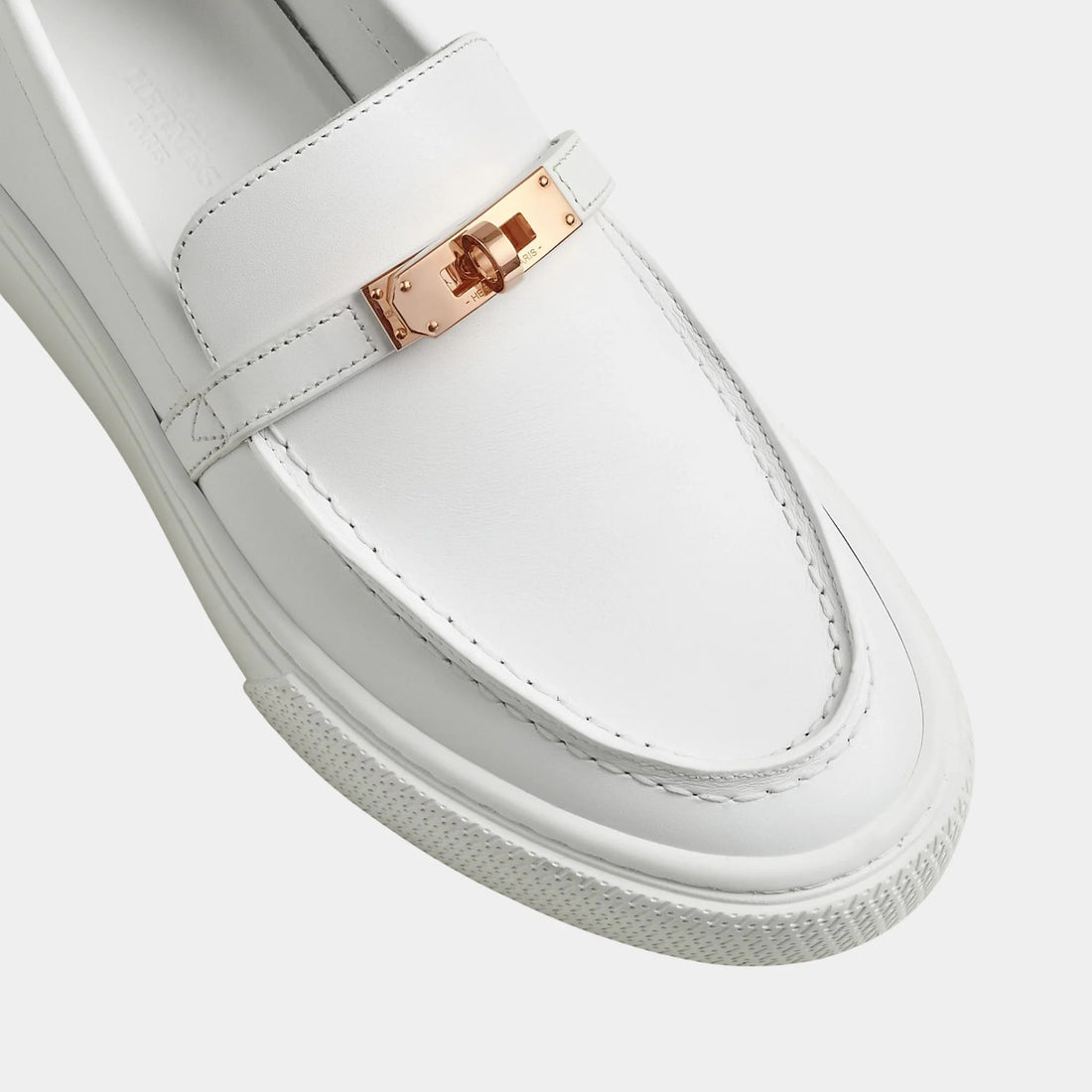 حذاء سنيكر سهل الارتداء Hermes من جلد العجل مع مشبك ذهبي وردي، بلان، علوي