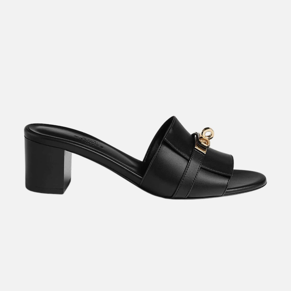 صنادل Hermes Gigi 50 من جلد العجل بإبزيم مطلي بالذهب، أسود، من الجانب