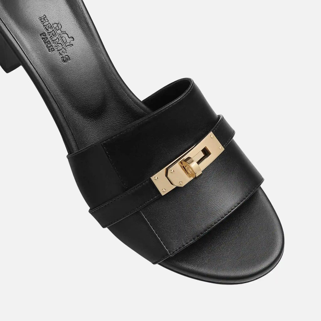Hermes Gigi 50 صنادل من جلد العجل مع إبزيم مطلي بالذهب، أسود، علوي