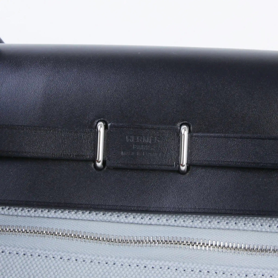 alt
Hermes Herbag Zip Mini Vache Hunter-Canvas أسود/رمادي Pantin PHW، لقطة مقرّبة